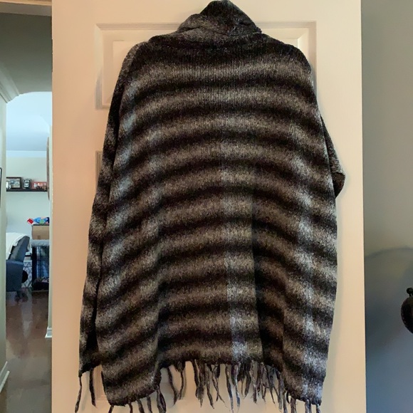 Cowl neck poncho with tassels - Picture 2 of 6